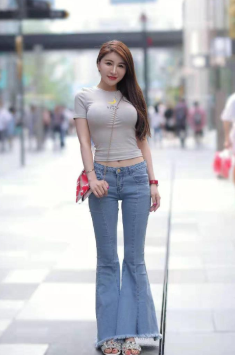 秘书身材这么好，业务能力也很强！