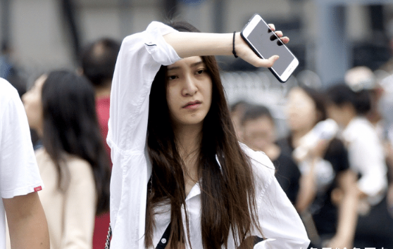 街拍：小姐姐把衬衫敞开来穿，只扣1个扣子，将普通衬衫穿出时髦