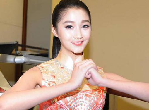 “关晓彤”真人到底长啥样？看到央视“照妖镜”中的她：鹿晗口味真刁钻