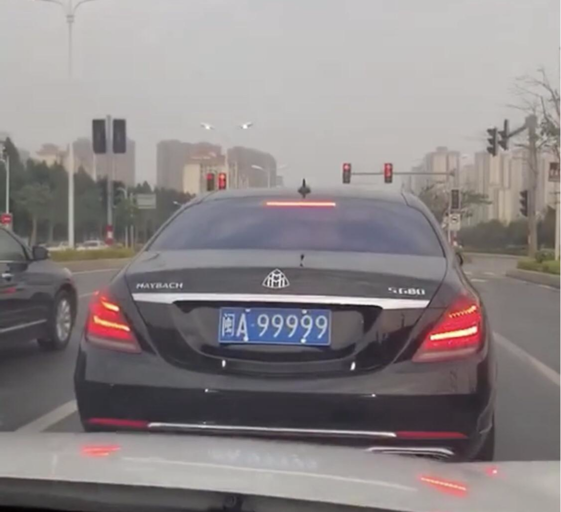 福建偶遇一辆迈巴赫，车牌“九五之尊”，网友：身份绝非等闲之辈