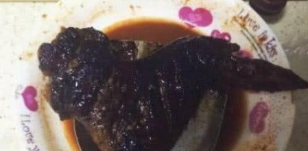 女友料理VS食堂大妈，巅峰对决女友完胜，网友：跪着吃完