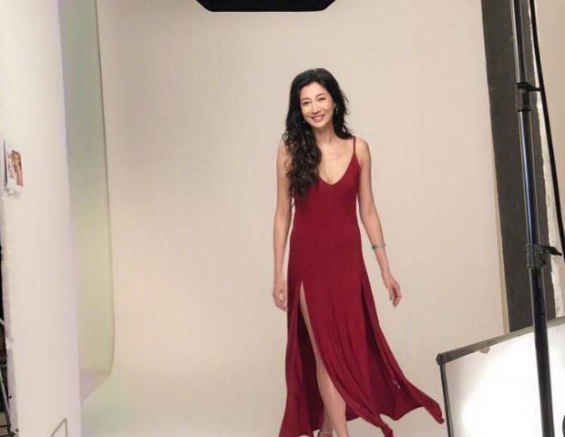 吴绮莉宣布复出，大胆穿吊带引关注，网友：当年可惜了！