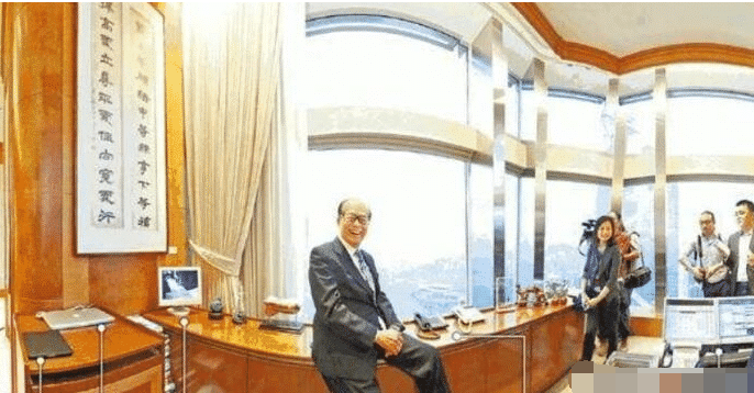 李嘉诚办公室唯一书法, 造就万亿身价! 网友: 先有钱还是先有书法