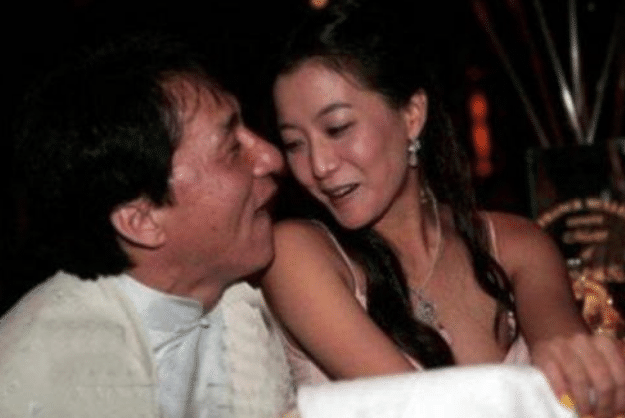 成龙51岁遇到了28岁最美金喜善，如今成龙64岁再见41岁最胖金喜善！