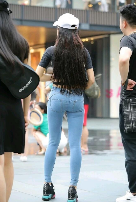 表妹真是长大了，裤子都该买新的了！