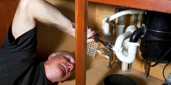 家里下水道堵了,切记别用热水冲