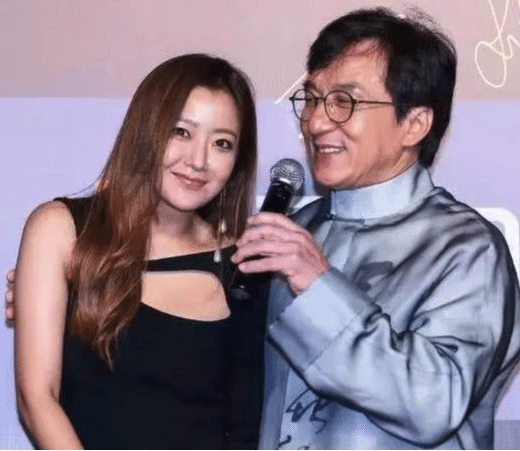 成龙51岁遇到了28岁最美金喜善，如今成龙64岁再见41岁最胖金喜善！