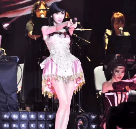 被戴了8次绿帽子都不离婚, 光捉奸在床就3次, 网友“绿帽奥特曼”