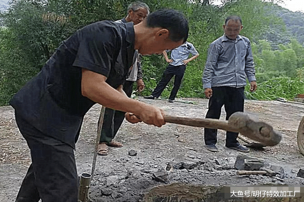 为争排水沟，男子斗气砌挡墙，邻居：墙比房还高！