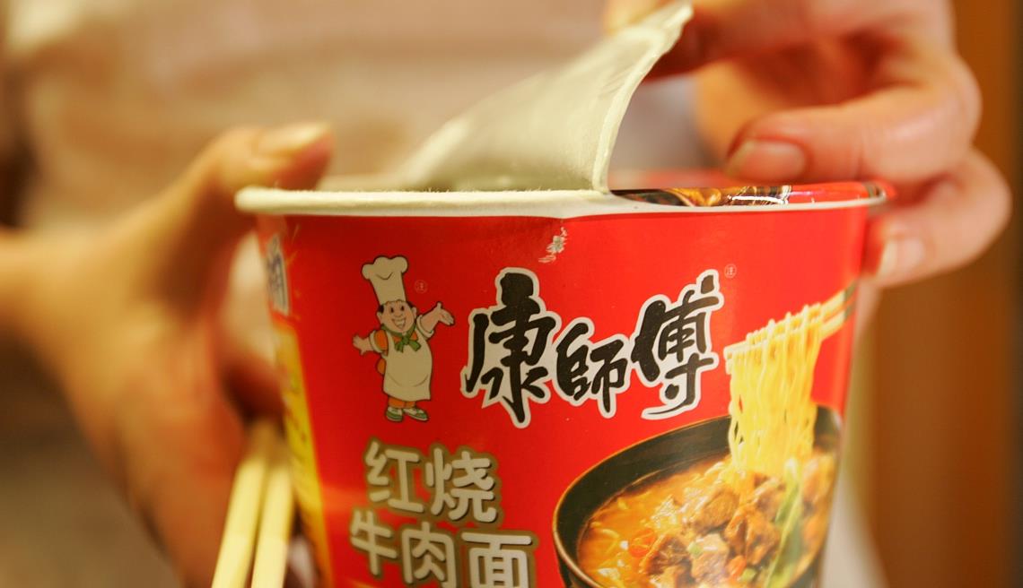 泡面▲日本“泡面之父”吃了60年泡面，看到他的吃法，网友：以前吃错了