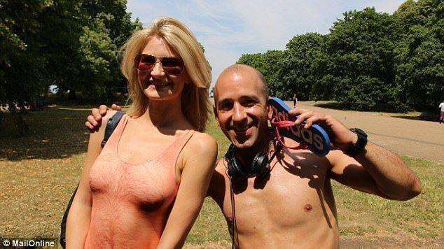 妹子穿上“特殊泳衣”，走在街頭把人嚇壞，一個男人忍不住了....