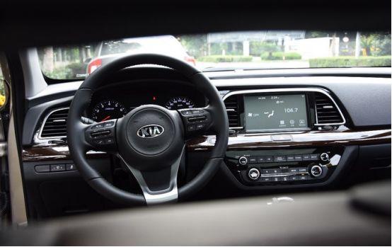 还准备提钱去买凯美瑞吗？这车1.8L配6AT仅12.88万，比迈腾还漂亮