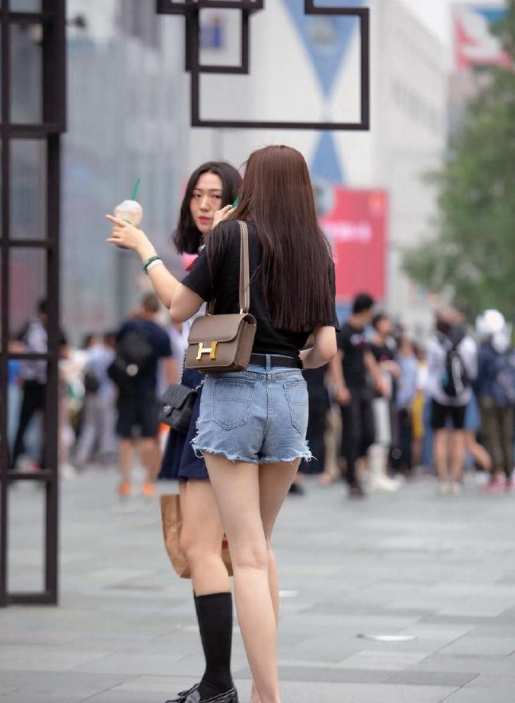 天都快黑了还不回家，是要去加班吗？