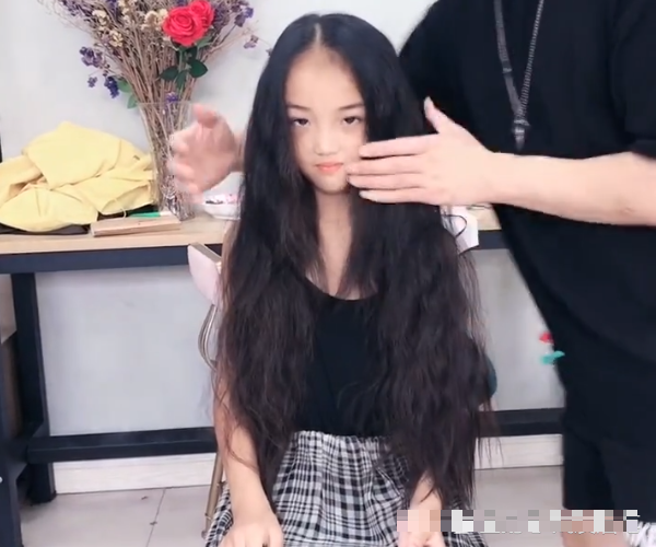 女孩 小学生将长发剪掉后，头发的价值让成年女生羡慕，网友：接受不了