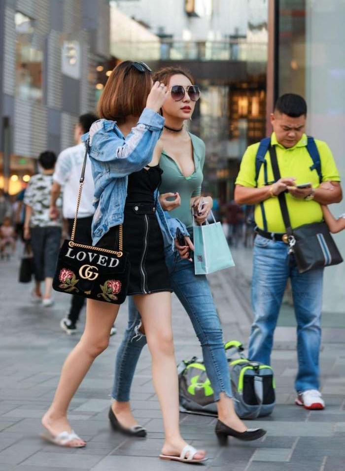 街拍：别出风头了，小姐姐太美，还是给闺蜜留点面子吧！