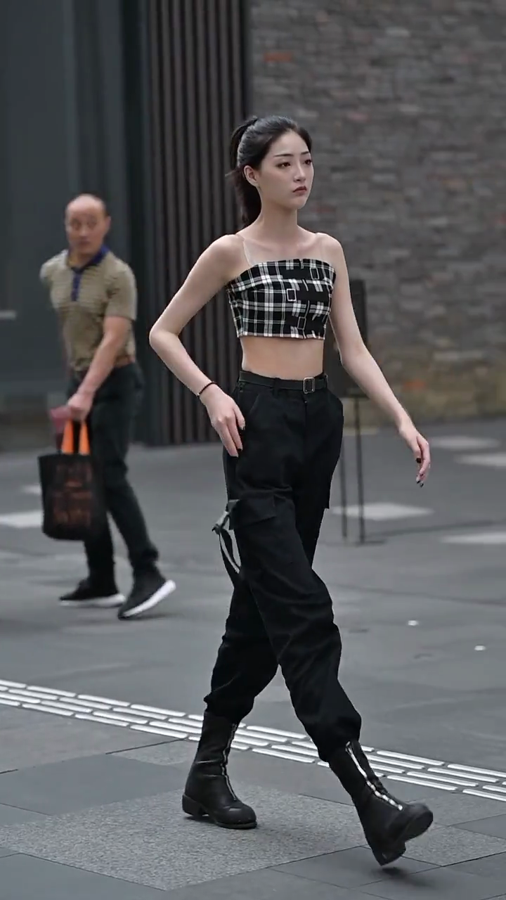 气场大就是自信，大爷都忍不住多看了一眼！