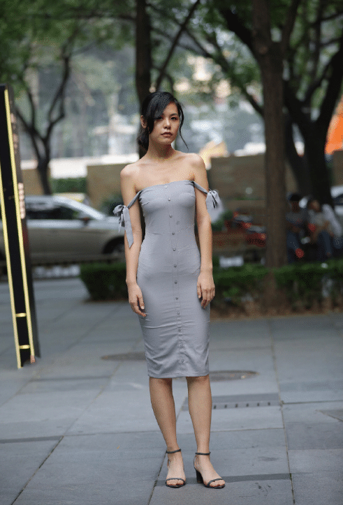 灰色抹胸长裙街头拍摄，优雅端庄