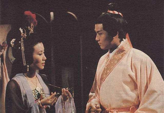 72岁的“张无忌”拥着72岁的“赵敏”拍照：缘分40年，弹指一挥间