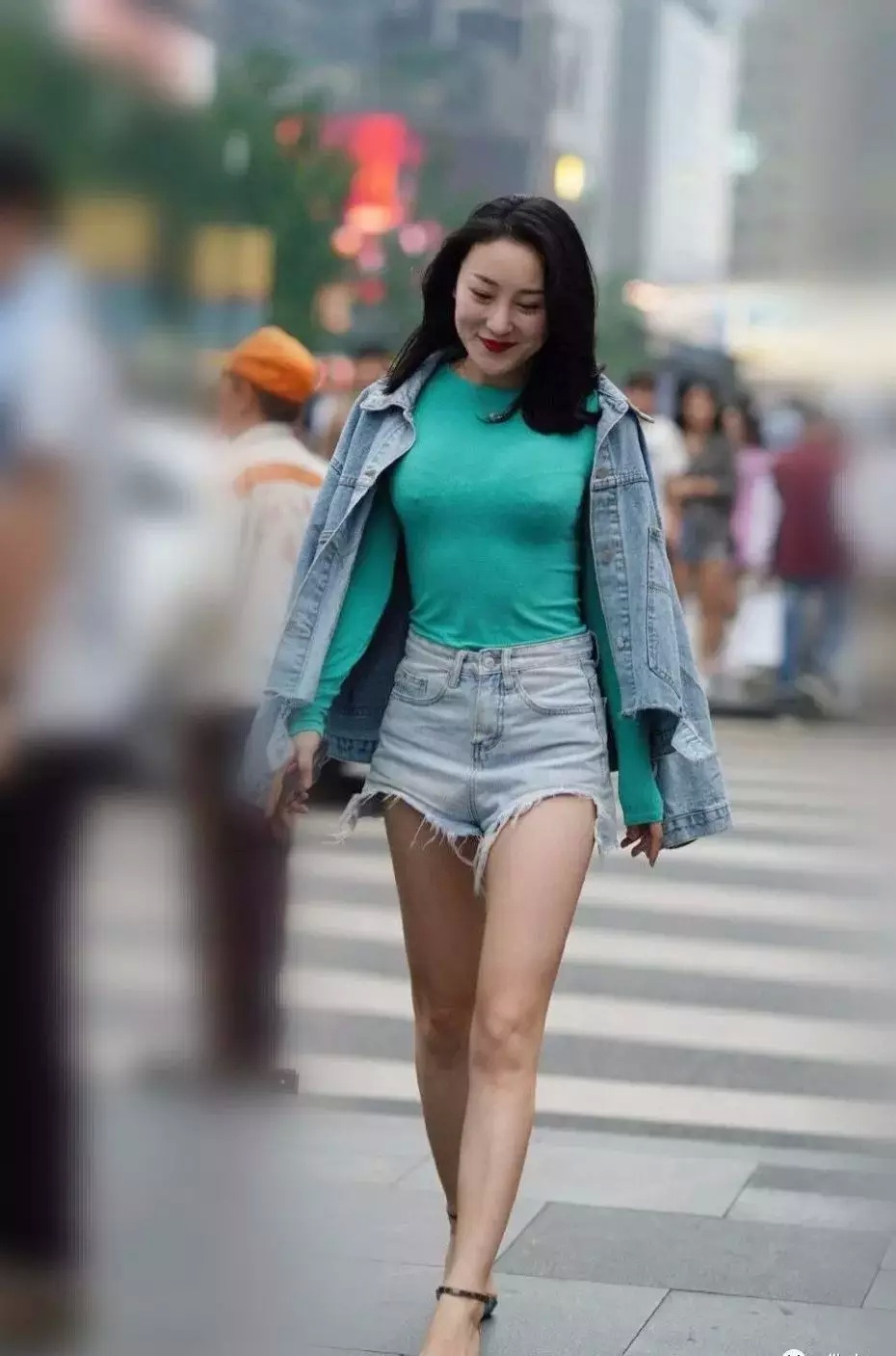 街拍：时尚的弄潮儿 从上绿到下的小姐姐