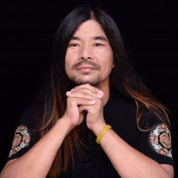 【面筋哥】他曾被韩红骂下台，如今翻身成为网红月入百万，座驾却很另类