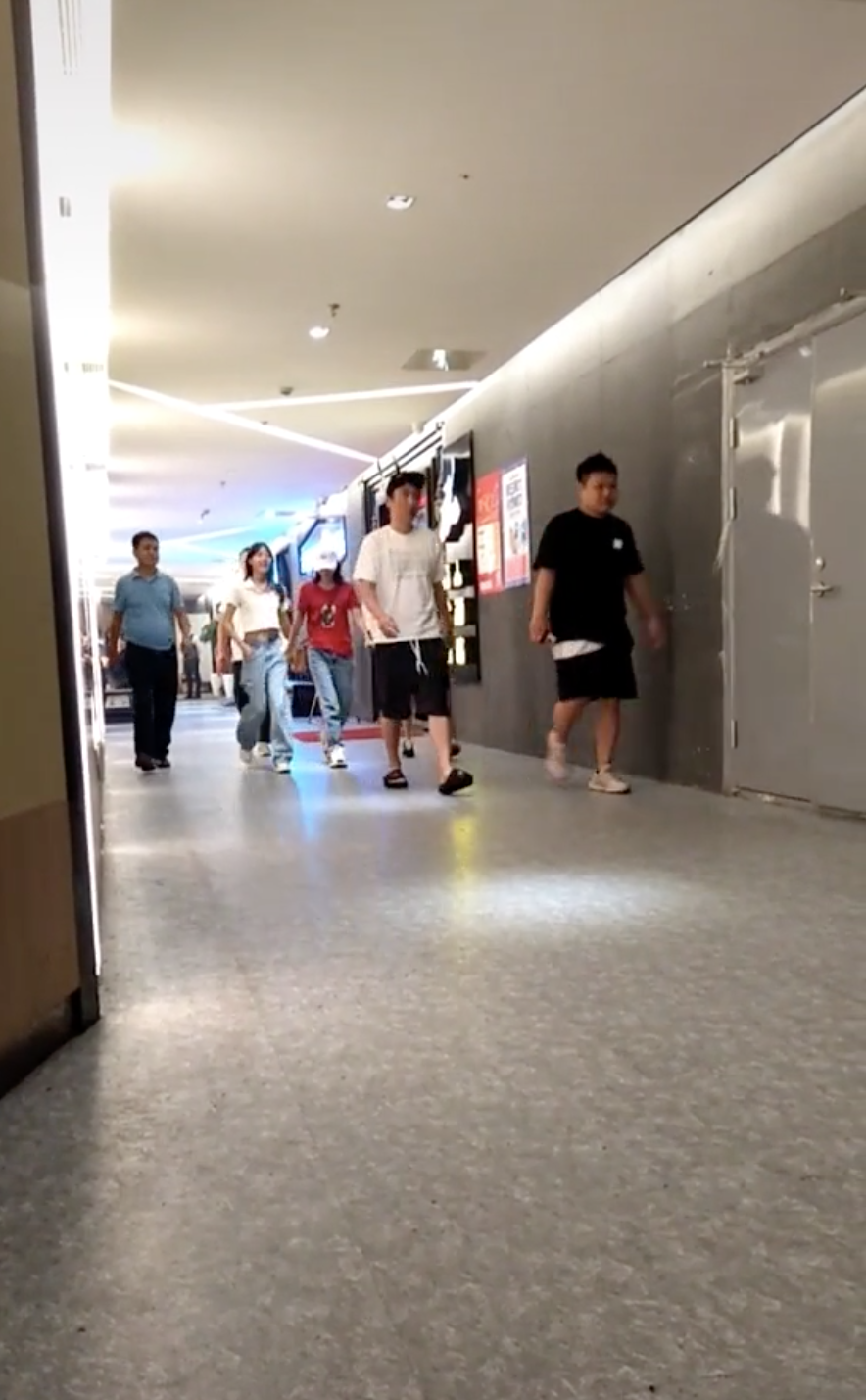 没看上的？网友偶遇“王思聪穿拖鞋”带三位美女同行，不让拍照脸色不好