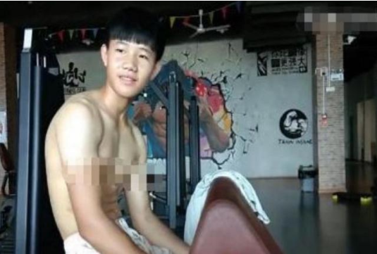 健身|初中学生沉迷健身，练出八块腹肌却被同学嘲讽，女同学直言：真恶心