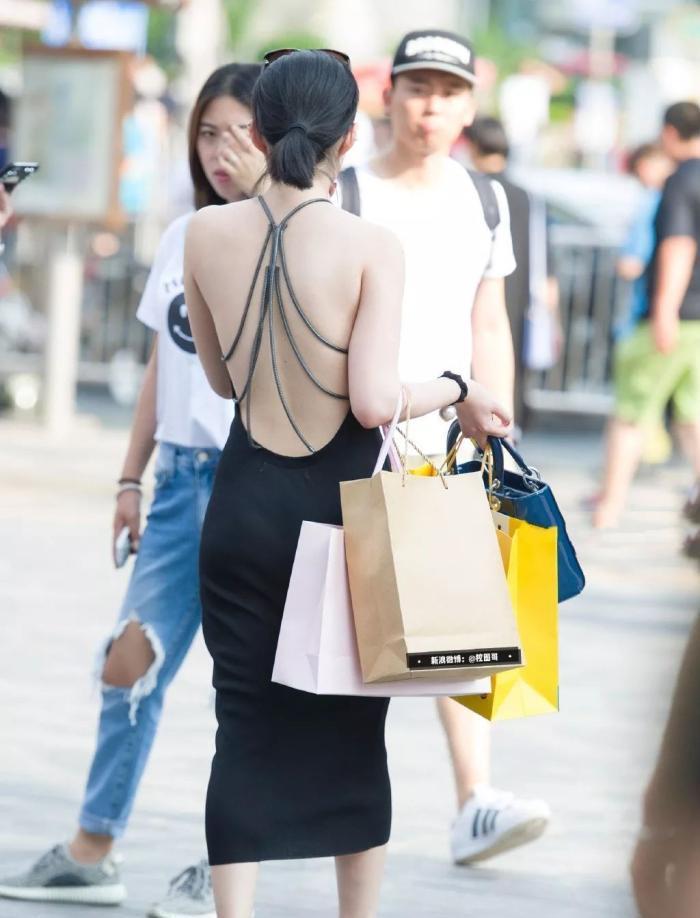 就算你是富婆，也不能穿这样的衣服啊！