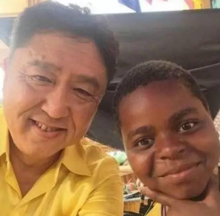 吴京干儿子膨胀了？开敞篷宾利逛街，网友：吴京改变了他的命运