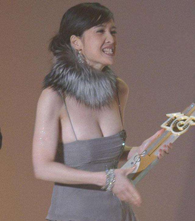 曾经香港的“玉女掌门人”，不晒太阳不生子，今52岁韵味满天飞！