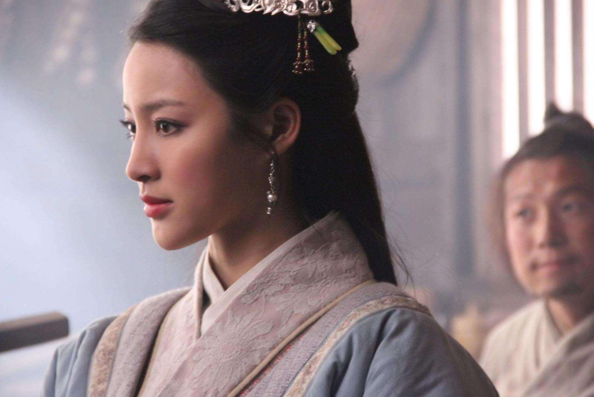 水浒里的宋江到底是个什么样的人，为什么梁山泊好汉对他那么敬重?