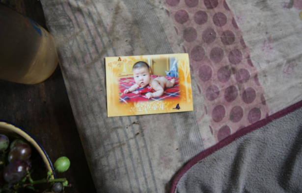 心疼！妈妈“夺”走女儿的脸，女孩渴望可以摘下自己的“面具”