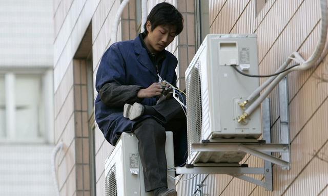 不对比一下日本人安装的空调，你们都不知道国内师傅装的有多丑