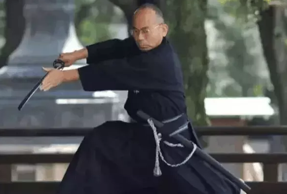 对于霸气修长的汉代长剑, 古人都是怎么佩戴才能让自己更迅速拔出剑?