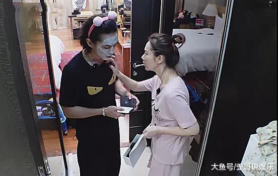 戚薇|如何做到眼部白嫩无细纹？看看戚薇涂眼霜方法，网友：白涂10年！