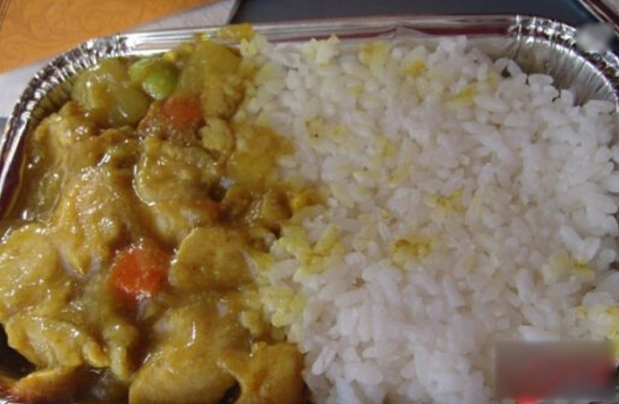 如果乘客多要一份飞机餐，空姐会觉得你穷吗？其实内心是这样想的