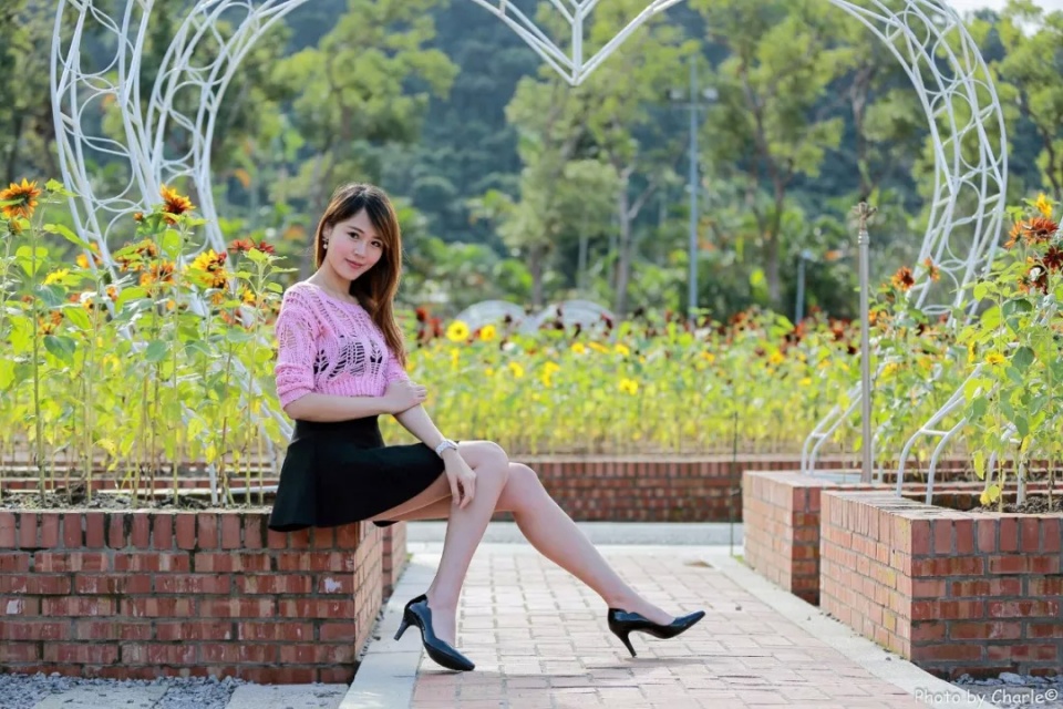 时尚摄影：绿色密林中 不同的性感色系的小姐姐（超高清）