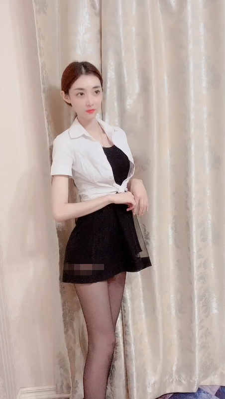 黑色连衣裙室内拍摄，时尚气息扑面而来