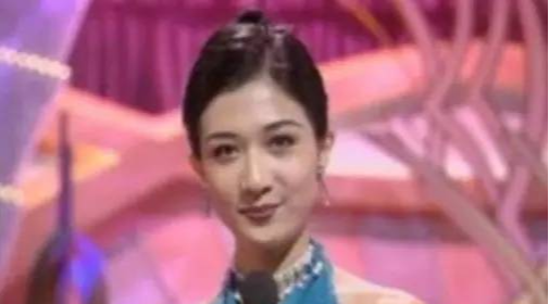 吴绮莉宣布复出，大胆穿吊带引关注，网友：当年可惜了！