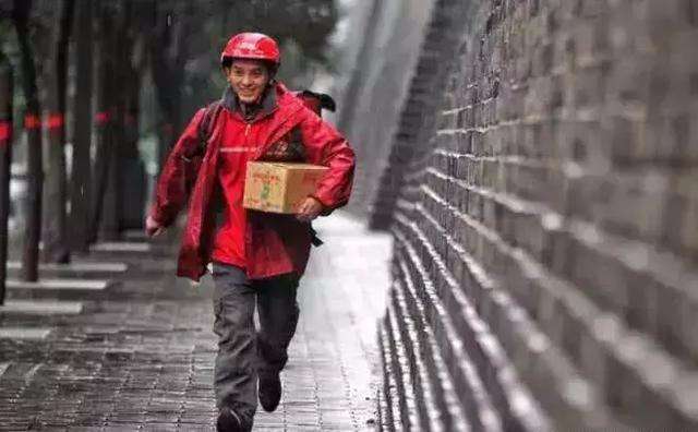 刘强东承诺“干够5年就买房”，十年过去了，001号快递员买了几套房？