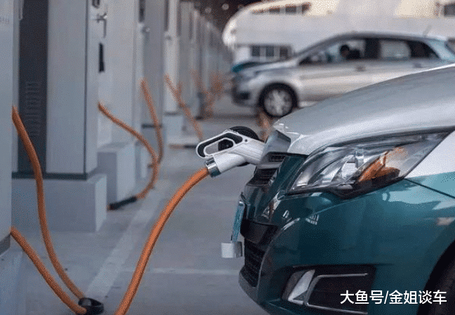 “两证”在逐步取消，公路也将全部免费，车主：这太不公平了！