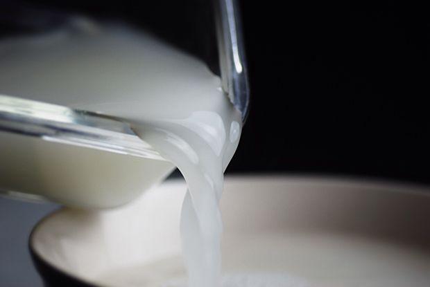 清水拖地，一天三遍也脏？家政老师：水里添些它，持久光亮不落灰