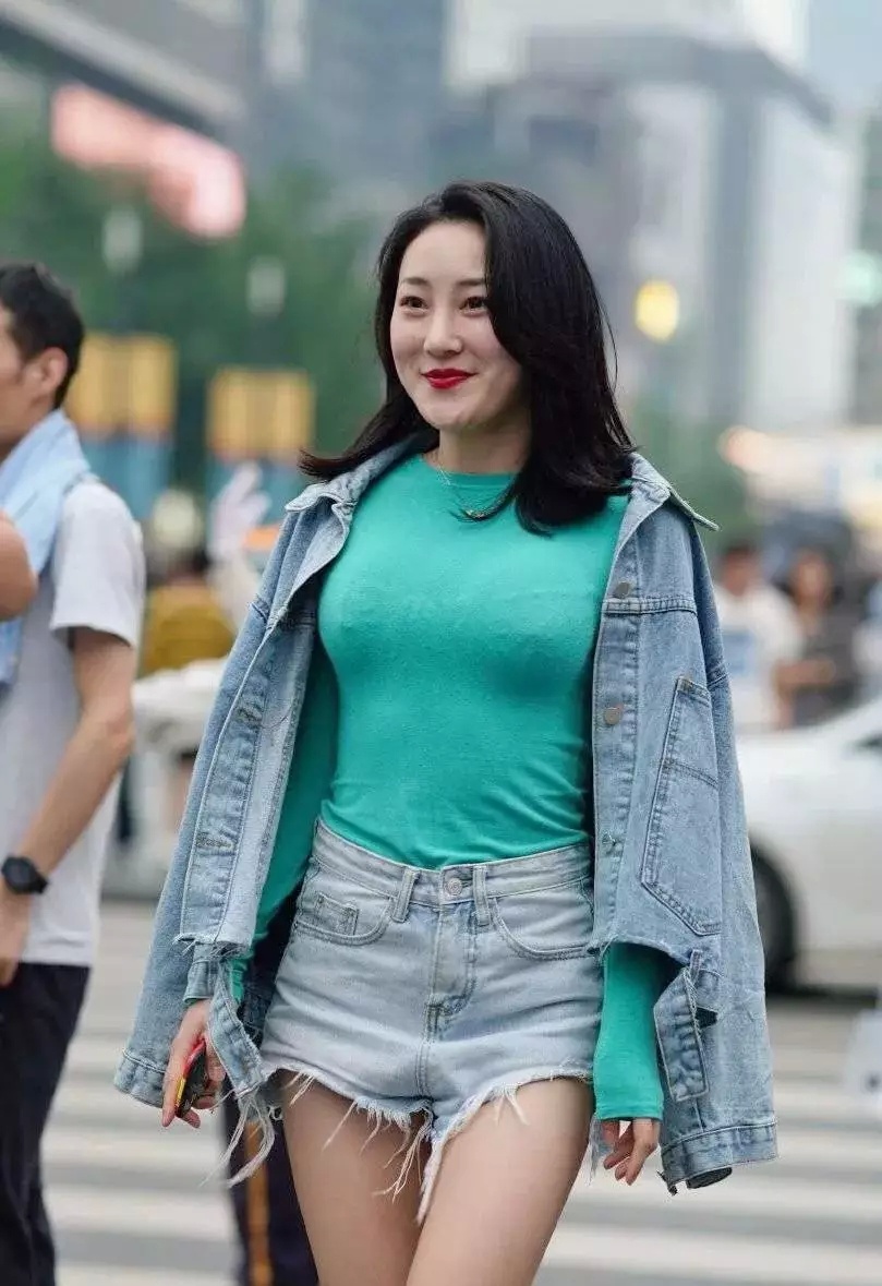 街拍：时尚的弄潮儿 从上绿到下的小姐姐