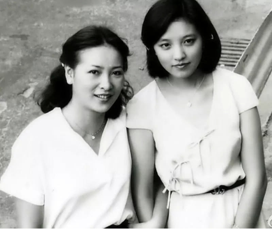 她拍戏替老公还债，却给债主生下两个儿子，今68岁活得精致美丽