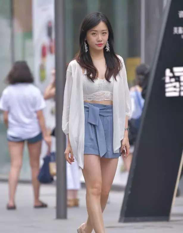 街拍：穿在外面 时尚 内衣现在都改这样穿了？