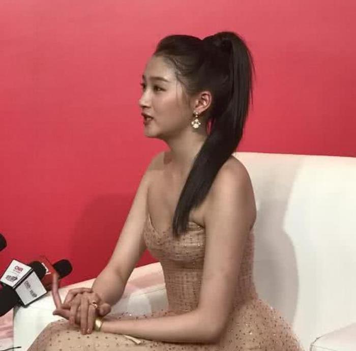 “关晓彤”真人到底长啥样？看到央视“照妖镜”中的她：鹿晗口味真刁钻