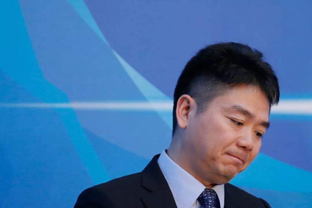 刘强东承诺“干够5年就买房”，十年过去了，001号快递员买了几套房？