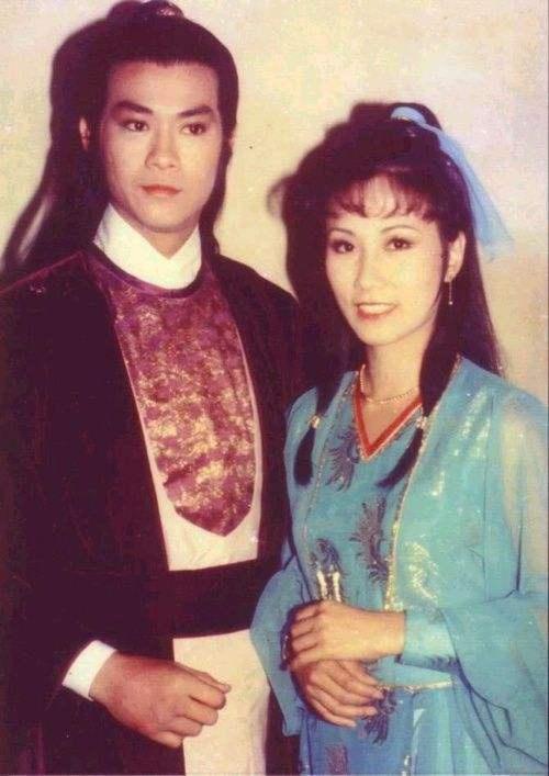 72岁的“张无忌”拥着72岁的“赵敏”拍照：缘分40年，弹指一挥间