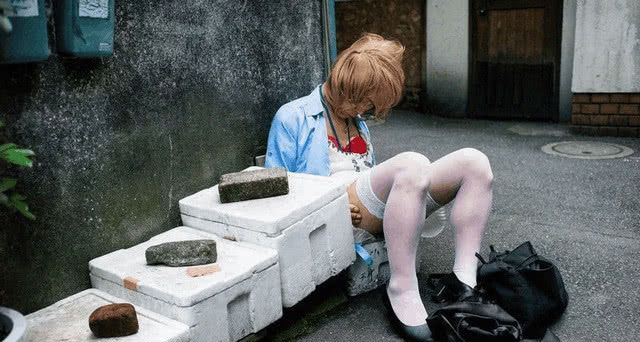 实拍日本街头，年轻人夜晚狂欢，白天街头变成“墓地”