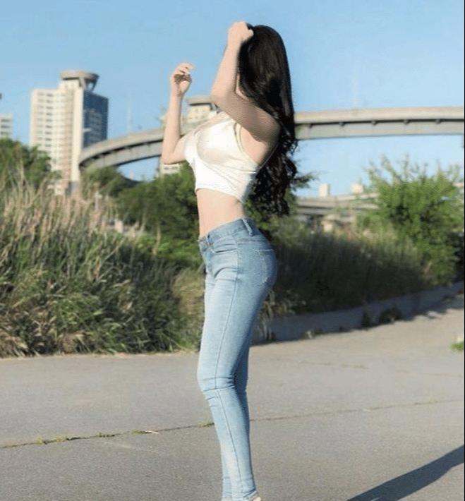 女老板每次和我出去都穿成这样，我是不是可以不用奋斗了？