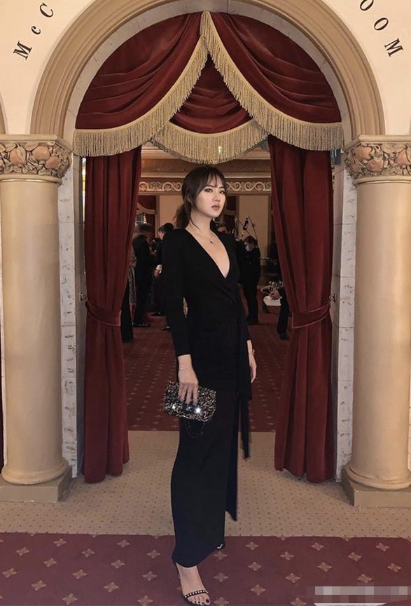 华为▲华为老总任正非小女儿多优秀？仅21岁就才貌双全，不出道太可惜了